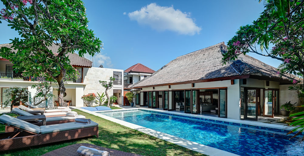 Casa Evaliza - Breezy pool area fronting the living and dining pavilion