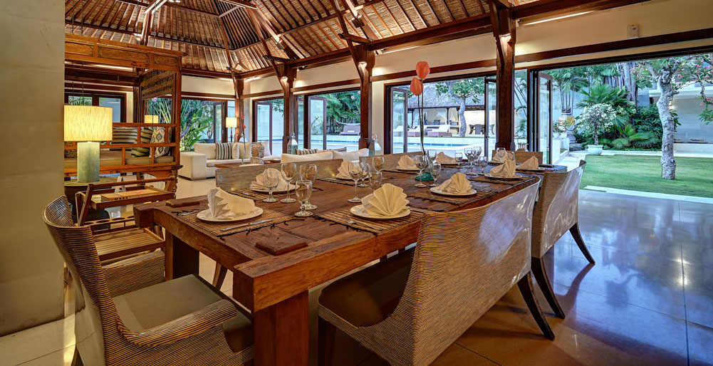 Casa Evaliza - Dining area overlooking the pool and lawn