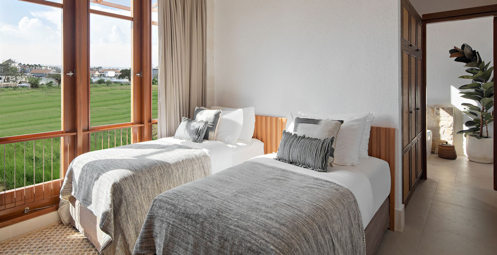 Villa Dhanika - Cosy guest bedroom overlooking the rice fields